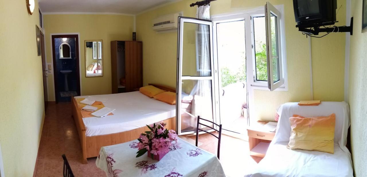 Guesthouse Lautasevic Petrovac Exterior photo